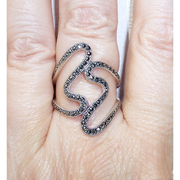 925 STERLING SILVER Modern Curvy Marcasite Statement Ring - Picture 4 of 16